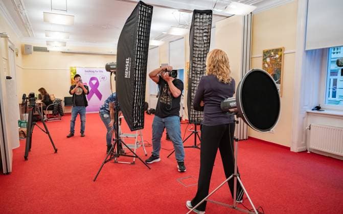 20241118 Fotoshooting mit Manfred Baumann fuer den DAC Kalender WIEN, OESTERREICH - 18. NOVEMBER: Starfotograf Manfred Baumann und Schauspielerin und Autorin Veronika Ferres waehrend des Fotoshootings fuer die 14. Auflage des Dancer Against Cancer - DAC Charity-Fotokalenders 2025-2026 unter dem Thema -Superhelden- mit Starfotograf Manfred Baumann im Hotel Kaiserhof am 18. November 2024 in Wien, Oesterreich. 241118_SEPA_17_096 Copyright: xIsabellexOuvrardx SEPAxMedia