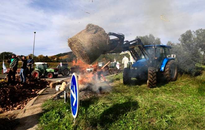 News Themen der Woche KW47 News Bilder des Tages More than 300 farmers gathered at the freeway toll exit to block the Nationale 8 for a large part of the day in Le Cannet des Maures, Var More than 300 farmers gathered at the freeway toll exit to block the Nationale 8 for a large part of the day in Le Cannet des Maures, Var, Var, France, on November 18, 2024 Franz Chavaroche Bestimage More than 300 farmers gathered at the motorway toll exit to block the Nationale 8 for a large part of the day in Le Cannet des Maures, Var, France, on November 18, 2024 Cannet des Maures France  Copyright: xFranzxChavarochex xBestimagexFranzxChavarochex xBestimagex