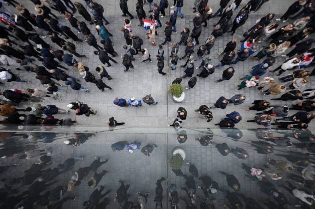 Bilder des Jahres 2024, News 11 November News Themen der Woche KW47 News Bilder des Tages Vukovar Rembrance Procession People walk in a remembrance procession during a ceremony to mark the 33rd anniversary of Vukovar fall in Vukovar, Croatia on November 18, 2024.  MiaxSlafhauzer PIXSELL