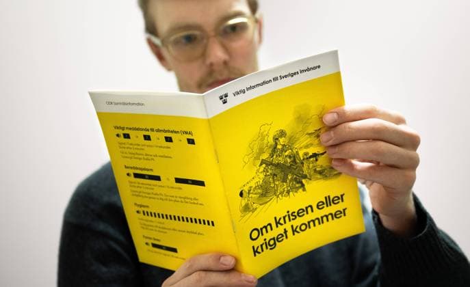 Bilder des Jahres 2024, News 11 November News Themen der Woche KW47 News Bilder des Tages Schweden, Katastrophenschutzbehörde gibt Broschüre Im Krisen- oder Kriegsfall heraus STOCKHOLM 20241118 2024 ars version av broschyren Om krisen eller kriget kommer kommer att skickas ut till samtliga hushall i Sverige med start 18 november 2024. Broschyren ges ut av MSB Myndigheten för samhällsskydd och beredskap. STOCKHOLM SVERIGE x10090x *** STOCKHOLM 20241118 The 2024 version of the brochure If the crisis or war comes will be sent to all households in Sweden starting November 18, 2024 The brochure is published by MSB The Swedish Civil Contingencies Agency STOCKHOLM SWEDEN x10090x  Copyright: xClaudioxBresciani TTx OM KRISEN ELLER KRIGET KOMMER MBvZ9c8bcIw