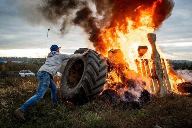 Bilder des Jahres 2024, News 11 November News Themen der Woche KW47 News Bilder des Tages Farmers demonstrate in Saint Laurent De Mure on November 18, 2024 Nicolas Liponne MAXPPP Saint Laurent De Mure 18 11 2024 Farmers demonstrate as part of the mobilization against the EU Mercosur free trade agreements due to be voted on at the G20 summit in Brazil, staging bonfires of anger at the call of the FNSEA and JA farming unions, in Saint Laurent De Mure, near Lyon Saint Exupéry airport, on November 18, 2024 Farmers demonstrate against the EU Mercosur free trade agreements due to be voted on at the G20 summit in Brazil, holding bonfires of anger called by the FNSEA and JA farming unions, in Saint Laurent De Mure, near Lyon Saint Exupéry airport, on November 18, 2024 Saint Laurent De Mure Auvergne Rhône Alpes FRANCE  Copyright: xMAXPPPxNicolasxLiponnex NLP202411186272 NLP202411186272