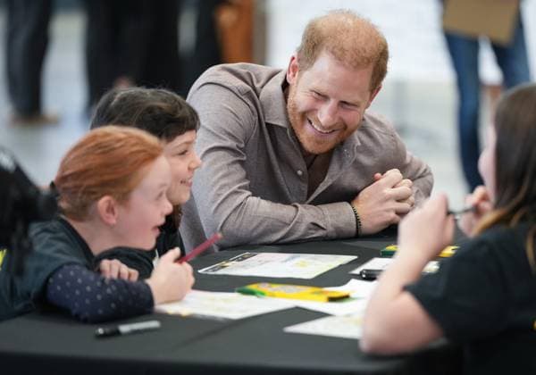Entertainment Themen der Woche KW47 Entertainment Bilder des Tages November 18, 2024, Vancouver, Bc, CANADA: Prince Harry, the Duke of Sussex, talks with students from Shaughnessy Elementary School during an event to launch the Invictus Games school program, in Vancouver, on Monday, November 18, 2024. Invictus Games Vancouver Whistler 2025 is scheduled to take place from Feb. 8 to 16, 2025 and will for the first time feature winter sports. Vancouver CANADA  - ZUMAc35_ 20241118_zaf_c35_069 Copyright: xDarrylxDyckx