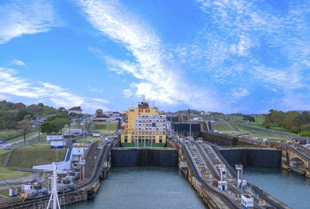 Panamakanal mit Schleusen zur Verbindung von Atlantik und Pazifik für die weltweite Handelsschifffahrt Panama Canal with locks connecting Atlantic and Pacific for global commerce shipments navigation . Copyright: imageBROKER elov ibxelo11782238.jpg