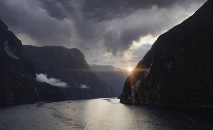 Panoramablick auf die malerische Landschaft der Milford Sound Fjorde in Neuseeland bei Sonnenuntergang Panoramic view of scenic landscape of Milford Sound fjords in New Zealand at sunset. Copyright: imageBROKER elov ibxelo11782232.jpg