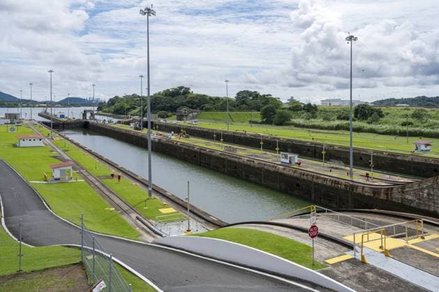 Schleuse Panama-Kanal Mittelamerika Panama Canal lock Central America Copyright: imageBROKER RolfxFischer ibxrfi11781604.jpg