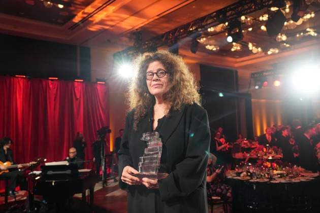Bilder des Jahres 2024, Entertainment 11 November Entertainment Themen der Woche KW47 Entertainment Bilder des Tages November 18, 2024, Toronto, On, CAN: Anne Michaels accepts the Giller Prize for her book Held at a ceremony in Toronto, Monday, Nov. 18, 2024. Toronto CAN  - ZUMAc35_ 20241118_zaf_c35_187 Copyright: xChrisxYoungx