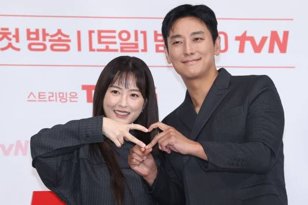 Entertainment Themen der Woche KW47 Entertainment Bilder des Tages S. Korean actress Jung Yoo-mi and actor Joo Ji-hoon S. Korean actress Jung Yoo-mi and actor Joo Ji-hoon South Korean actress Jung Yoo-mi and actor Joo Ji-hoon, who star in the new drama Love Your Enemy, pose for a photo during a publicity event in Seoul on Nov. 18, 2024. The first episode of the drama will be aired by the local cable TV network tvN on Nov. 23. (Yonhap) 2024-11-19 16:19:09 < 1980-2024 YONHAPNEWS AGENCY. .> ¼­¿ïÆ¯º°½Ã EDITORIAL USE ONLY  Copyright: xx PYH2024111906750034400 YonhapxNewsx yonphotos235941