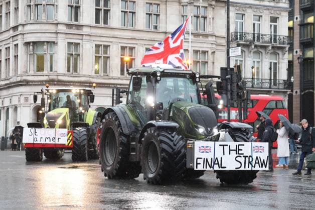 Bilder des Jahres 2024, News 11 November News Themen der Woche KW47 News Bilder des Tages . 19 11 2024. London, United Kingdom. UK farmers protesting in London about the inheritance tax changes.  xStephenxLockx xi-Imagesx IIM-25586-0024