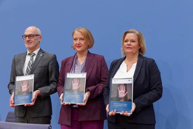 News Themen der Woche KW47 News Bilder des Tages Lagebild Straftaten gegen Frauen 2024-11-16 Deutschland, Berlin Bundespressekonferenz zum ersten Lagebild Geschlechtsspezifisch gegen Frauen gerichtete Straftaten. Im Bild v.l. Michael Kretschmer, Vizepräsident des Bundeskriminalamts (BKA), Lisa Paus (Bündnis 90 Die Grünen), Bundesministerin für Familie, Senioren, Frauen und Jugend, und Nancy Faeser (SPD), Bundesministerin des Inneren und für Heimat. *** Situation report on crimes against women 2024 11 16 Germany, Berlin Federal press conference on the first situation report on gender-specific crimes against women In the picture from left Michael Kretschmer, Vice President of the Federal Criminal Police Office BKA , Lisa Paus Bündnis 90 Die Grünen , Federal Minister for Famil