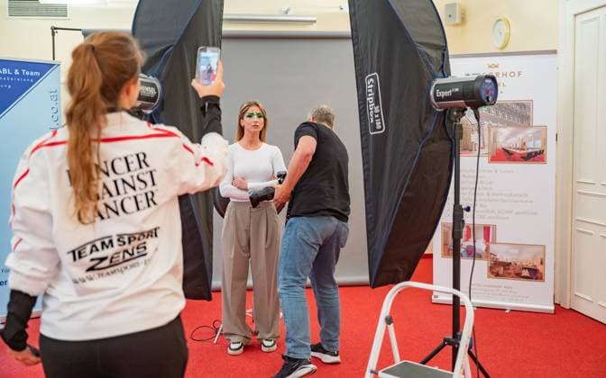 20241119 Fotoshooting mit Manfred Baumann fuer den DAC Kalender WIEN, OESTERREICH - 19. NOVEMBER: Moderatorin, Influencerin und Model Michelle Pippan und Starfotograf Manfred Baumann waehrend des Fotoshootings fuer die 14. Auflage des Dancer Against Cancer - DAC Charity-Fotokalenders 2025-2026 unter dem Thema -Superhelden- mit Starfotograf Manfred Baumann im Hotel Kaiserhof am 19. November 2024 in Wien, Oesterreich. 241119_SEPA_17_011 Copyright: xIsabellexOuvrardx SEPAxMedia