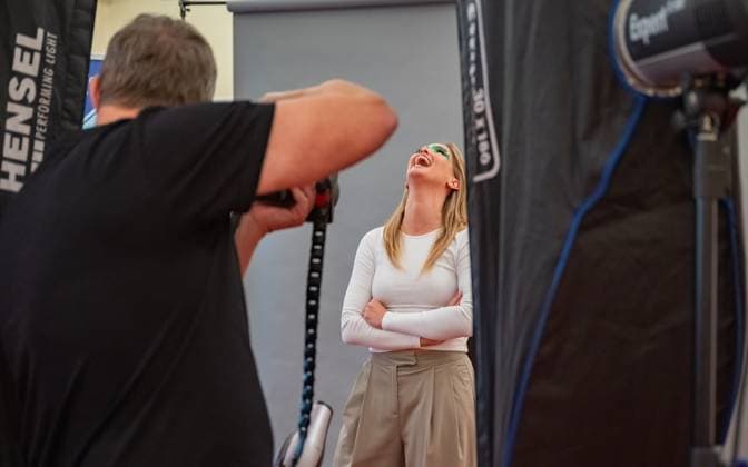 20241119 Fotoshooting mit Manfred Baumann fuer den DAC Kalender WIEN, OESTERREICH - 19. NOVEMBER: Starfotograf Manfred Baumann und Moderatorin, Influencerin und Model Michelle Pippan waehrend des Fotoshootings fuer die 14. Auflage des Dancer Against Cancer - DAC Charity-Fotokalenders 2025-2026 unter dem Thema -Superhelden- mit Starfotograf Manfred Baumann im Hotel Kaiserhof am 19. November 2024 in Wien, Oesterreich. 241119_SEPA_17_012 Copyright: xIsabellexOuvrardx SEPAxMedia