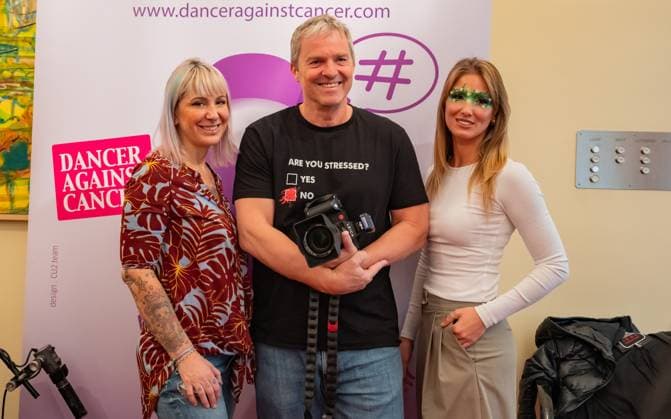 20241119 Fotoshooting mit Manfred Baumann fuer den DAC Kalender WIEN, OESTERREICH - 19. NOVEMBER: Make-Up Artist, Maskenbildnerin, Bodypainter, Facepainting Worldchampion 2022 und Visagistin des Shootings Nadja Hluchovsky, Starfotograf Manfred Baumann und Moderatorin, Influencerin und Model Michelle Pippan nach dem Fotoshooting fuer die 14. Auflage des Dancer Against Cancer - DAC Charity-Fotokalenders 2025-2026 unter dem Thema -Superhelden- mit Starfotograf Manfred Baumann im Hotel Kaiserhof am 19. November 2024 in Wien, Oesterreich. 241119_SEPA_17_021 Copyright: xIsabellexOuvrardx SEPAxMedia