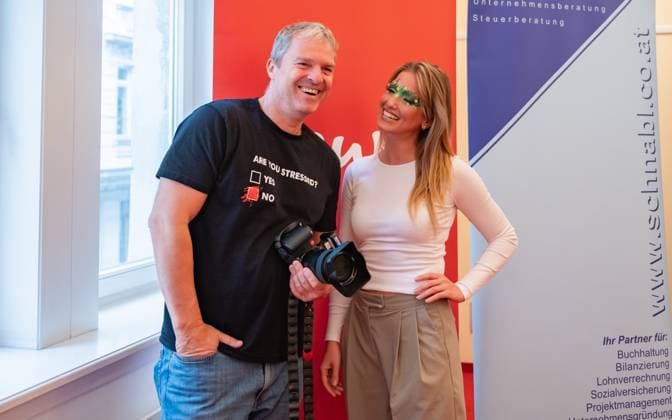 20241119 Fotoshooting mit Manfred Baumann fuer den DAC Kalender WIEN, OESTERREICH - 19. NOVEMBER: Starfotograf Manfred Baumann und Moderatorin, Influencerin und Model Michelle Pippan nach dem Fotoshooting fuer die 14. Auflage des Dancer Against Cancer - DAC Charity-Fotokalenders 2025-2026 unter dem Thema -Superhelden- mit Starfotograf Manfred Baumann im Hotel Kaiserhof am 19. November 2024 in Wien, Oesterreich. 241119_SEPA_17_019 Copyright: xIsabellexOuvrardx SEPAxMedia