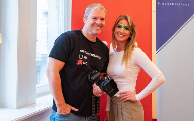 20241119 Fotoshooting mit Manfred Baumann fuer den DAC Kalender WIEN, OESTERREICH - 19. NOVEMBER: Starfotograf Manfred Baumann und Moderatorin, Influencerin und Model Michelle Pippan nach dem Fotoshooting fuer die 14. Auflage des Dancer Against Cancer - DAC Charity-Fotokalenders 2025-2026 unter dem Thema -Superhelden- mit Starfotograf Manfred Baumann im Hotel Kaiserhof am 19. November 2024 in Wien, Oesterreich. 241119_SEPA_17_020 Copyright: xIsabellexOuvrardx SEPAxMedia