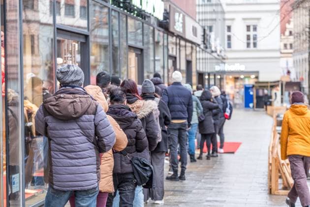 Der Internethype um die sog. Dubai schokolade geht weiter. Im Lindt Store in der Grimmaischen Straße in Leipzig wurden heute die letzten 100 Tafeln der limitierten 1000 Tafeln Dubai Schokolade für 14,99 verkauft. Teilweise warteten einige 8 Stunden. Dubai Schokolade Leipzig *** The internet hype about the so-called Dubai chocolate continues The last 100 bars of the limited 1000 bars of Dubai chocolate were sold for 14.99 today at the Lindt store on Grimmaische Strasse in Leipzig Some people waited 8 hours for Dubai chocolate Leipzig