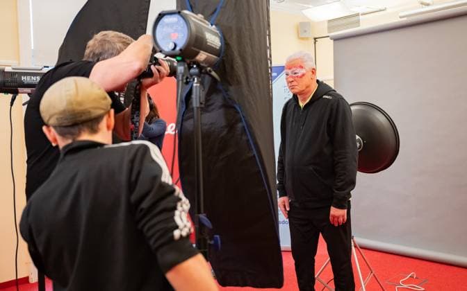20241119 Fotoshooting mit Manfred Baumann fuer den DAC Kalender WIEN, OESTERREICH - 19. NOVEMBER: Starfotograf Manfred Baumann und ehemaliger Fussballspieler und SC Wiener Viktoria Trainer Toni Polster waehrend des Fotoshooting fuer die 14. Auflage des Dancer Against Cancer - DAC Charity-Fotokalenders 2025-2026 unter dem Thema -Superhelden- mit Starfotograf Manfred Baumann im Hotel Kaiserhof am 19. November 2024 in Wien, Oesterreich. 241119_SEPA_17_038 Copyright: xIsabellexOuvrardx SEPAxMedia