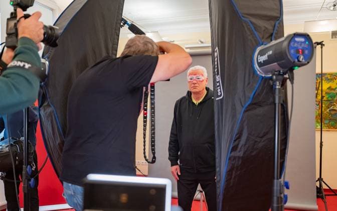 20241119 Fotoshooting mit Manfred Baumann fuer den DAC Kalender WIEN, OESTERREICH - 19. NOVEMBER: Starfotograf Manfred Baumann und ehemaliger Fussballspieler und SC Wiener Viktoria Trainer Toni Polster waehrend des Fotoshooting fuer die 14. Auflage des Dancer Against Cancer - DAC Charity-Fotokalenders 2025-2026 unter dem Thema -Superhelden- mit Starfotograf Manfred Baumann im Hotel Kaiserhof am 19. November 2024 in Wien, Oesterreich. 241119_SEPA_17_039 Copyright: xIsabellexOuvrardx SEPAxMedia