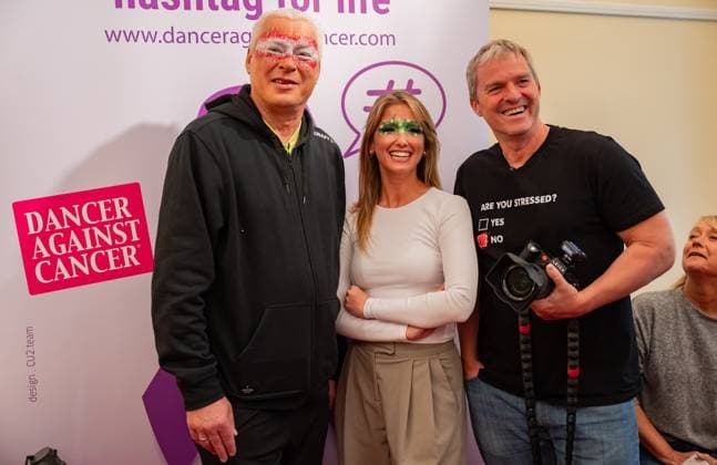 20241119 Fotoshooting mit Manfred Baumann fuer den DAC Kalender WIEN, OESTERREICH - 19. NOVEMBER: Ehemaliger Fussballspieler und SC Wiener Viktoria Trainer Toni Polster, Moderatorin, Influencerin und Model Michelle Pippan und Starfotograf vor dem Fotoshooting fuer die 14. Auflage des Dancer Against Cancer - DAC Charity-Fotokalenders 2025-2026 unter dem Thema -Superhelden- mit Starfotograf Manfred Baumann im Hotel Kaiserhof am 19. November 2024 in Wien, Oesterreich. 241119_SEPA_17_032 Copyright: xIsabellexOuvrardx SEPAxMedia