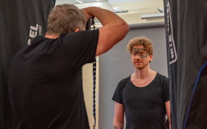 20241119 Fotoshooting mit Manfred Baumann fuer den DAC Kalender WIEN, OESTERREICH - 19. NOVEMBER: Starfotograf Manfred Baumann und Musiker und Saenger Lucas Fendrich waehrend des Fotoshootings fuer die 14. Auflage des Dancer Against Cancer - DAC Charity-Fotokalenders 2025-2026 unter dem Thema -Superhelden- mit Starfotograf Manfred Baumann im Hotel Kaiserhof am 19. November 2024 in Wien, Oesterreich. 241119_SEPA_17_042 Copyright: xIsabellexOuvrardx SEPAxMedia