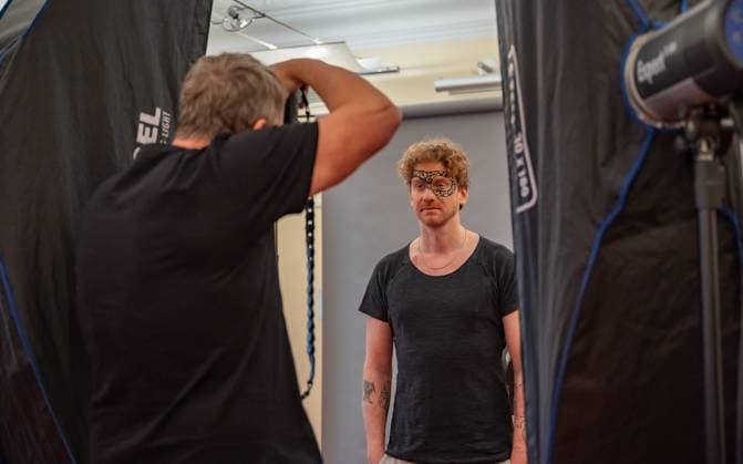 20241119 Fotoshooting mit Manfred Baumann fuer den DAC Kalender WIEN, OESTERREICH - 19. NOVEMBER: Starfotograf Manfred Baumann und Musiker und Saenger Lucas Fendrich waehrend des Fotoshootings fuer die 14. Auflage des Dancer Against Cancer - DAC Charity-Fotokalenders 2025-2026 unter dem Thema -Superhelden- mit Starfotograf Manfred Baumann im Hotel Kaiserhof am 19. November 2024 in Wien, Oesterreich. 241119_SEPA_17_043 Copyright: xIsabellexOuvrardx SEPAxMedia