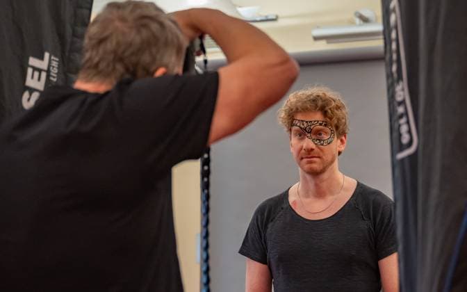 20241119 Fotoshooting mit Manfred Baumann fuer den DAC Kalender WIEN, OESTERREICH - 19. NOVEMBER: Starfotograf Manfred Baumann und Musiker und Saenger Lucas Fendrich waehrend des Fotoshootings fuer die 14. Auflage des Dancer Against Cancer - DAC Charity-Fotokalenders 2025-2026 unter dem Thema -Superhelden- mit Starfotograf Manfred Baumann im Hotel Kaiserhof am 19. November 2024 in Wien, Oesterreich. 241119_SEPA_17_044 Copyright: xIsabellexOuvrardx SEPAxMedia