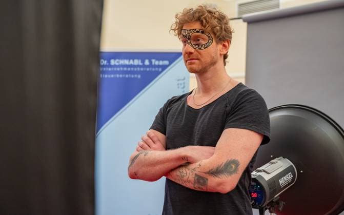 20241119 Fotoshooting mit Manfred Baumann fuer den DAC Kalender WIEN, OESTERREICH - 19. NOVEMBER: Musiker und Saenger Lucas Fendrich waehrend des Fotoshootings fuer die 14. Auflage des Dancer Against Cancer - DAC Charity-Fotokalenders 2025-2026 unter dem Thema -Superhelden- mit Starfotograf Manfred Baumann im Hotel Kaiserhof am 19. November 2024 in Wien, Oesterreich. 241119_SEPA_17_045 Copyright: xIsabellexOuvrardx SEPAxMedia
