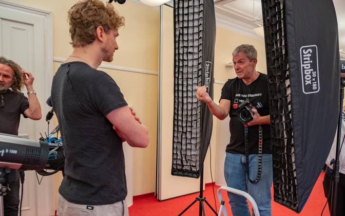20241119 Fotoshooting mit Manfred Baumann fuer den DAC Kalender WIEN, OESTERREICH - 19. NOVEMBER: Musiker und Saenger Lucas Fendrich und Starfotograf Manfred Baumann waehrend des Fotoshootings fuer die 14. Auflage des Dancer Against Cancer - DAC Charity-Fotokalenders 2025-2026 unter dem Thema -Superhelden- mit Starfotograf Manfred Baumann im Hotel Kaiserhof am 19. November 2024 in Wien, Oesterreich. 241119_SEPA_17_047 Copyright: xIsabellexOuvrardx SEPAxMedia