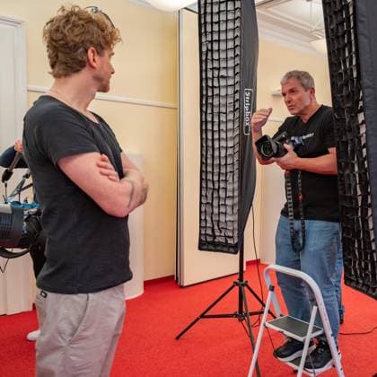 20241119 Fotoshooting mit Manfred Baumann fuer den DAC Kalender WIEN, OESTERREICH - 19. NOVEMBER: Musiker und Saenger Lucas Fendrich und Starfotograf Manfred Baumann waehrend des Fotoshootings fuer die 14. Auflage des Dancer Against Cancer - DAC Charity-Fotokalenders 2025-2026 unter dem Thema -Superhelden- mit Starfotograf Manfred Baumann im Hotel Kaiserhof am 19. November 2024 in Wien, Oesterreich. 241119_SEPA_17_049 Copyright: xIsabellexOuvrardx SEPAxMedia