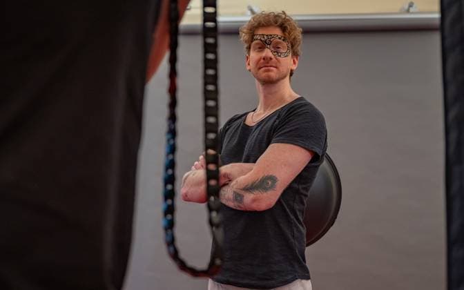 20241119 Fotoshooting mit Manfred Baumann fuer den DAC Kalender WIEN, OESTERREICH - 19. NOVEMBER: Musiker und Saenger Lucas Fendrich waehrend des Fotoshootings fuer die 14. Auflage des Dancer Against Cancer - DAC Charity-Fotokalenders 2025-2026 unter dem Thema -Superhelden- mit Starfotograf Manfred Baumann im Hotel Kaiserhof am 19. November 2024 in Wien, Oesterreich. 241119_SEPA_17_052 Copyright: xIsabellexOuvrardx SEPAxMedia