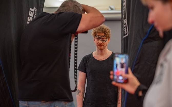 20241119 Fotoshooting mit Manfred Baumann fuer den DAC Kalender WIEN, OESTERREICH - 19. NOVEMBER: Starfotograf Manfred Baumann und Musiker und Saenger Lucas Fendrich waehrend des Fotoshootings fuer die 14. Auflage des Dancer Against Cancer - DAC Charity-Fotokalenders 2025-2026 unter dem Thema -Superhelden- mit Starfotograf Manfred Baumann im Hotel Kaiserhof am 19. November 2024 in Wien, Oesterreich. 241119_SEPA_17_053 Copyright: xIsabellexOuvrardx SEPAxMedia