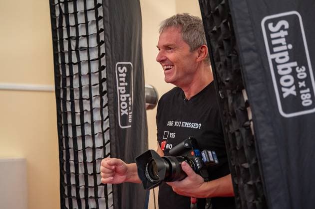 20241119 Fotoshooting mit Manfred Baumann fuer den DAC Kalender WIEN, OESTERREICH - 19. NOVEMBER: Starfotograf Manfred Baumann waehrend des Fotoshootings fuer die 14. Auflage des Dancer Against Cancer - DAC Charity-Fotokalenders 2025-2026 unter dem Thema -Superhelden- mit Starfotograf Manfred Baumann im Hotel Kaiserhof am 19. November 2024 in Wien, Oesterreich. 241119_SEPA_17_055 Copyright: xIsabellexOuvrardx SEPAxMedia