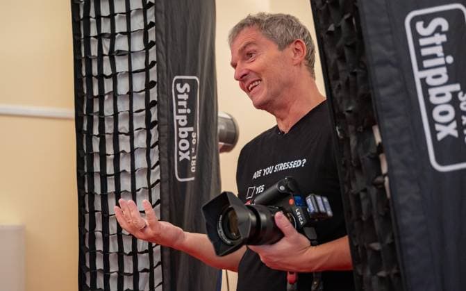 20241119 Fotoshooting mit Manfred Baumann fuer den DAC Kalender WIEN, OESTERREICH - 19. NOVEMBER: Starfotograf Manfred Baumann waehrend des Fotoshootings fuer die 14. Auflage des Dancer Against Cancer - DAC Charity-Fotokalenders 2025-2026 unter dem Thema -Superhelden- mit Starfotograf Manfred Baumann im Hotel Kaiserhof am 19. November 2024 in Wien, Oesterreich. 241119_SEPA_17_058 Copyright: xIsabellexOuvrardx SEPAxMedia