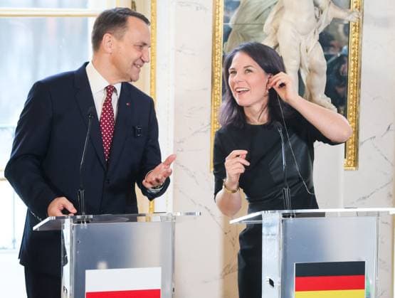 News Themen der Woche KW47 News Bilder des Tages EU Big Five foreign ministers meet in Warsaw Photo: Wojciech Olkusnik East News Polish and German foreign ministers Radoslaw Sikorski and Annalena Baerbock attend a press conference concluding the meeting of EU Big Five and Great Britain foreign affairs ministers hosted by Polish Ministry of Foreign Affairs at the Palace on the Isle on November 19, 2024 in Warsaw, Poland. The summit discussed issues related to European defence and transatlantic relations in the current geopolitical situation. EN_01637533_0061 