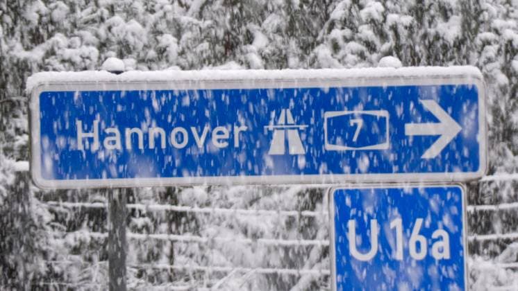 News Themen der Woche KW47 News Bilder des Tages Starke Schneefälle, glatte Straßen und bis zu 5 cm Neuschnee - Tief Quiteria brachte ordentliche Neuschneemengen in Niedersachsen. Vor allem das mittlere Niedersachsen war davon betroffen. In der Gegend um Bispingen waren die Straßen spiegelglatt. LKW blieben stecken. Auch auf der A 7 gab es dichten Schneefall. Die A 7 war in Höhe Bispingen mit Schnee bedeckt. Es ereigneten sich einige Unfälle. Die Autobahnmeisterei hatte alle Hände voll zutun. Die Mitarbeiter wurden von den starken Schneefällen überrascht. Der Winterdienst musste das erste Mal in diesem Winter ausrücken. Es galt Parkplätze zu räumen. Anwohner mussten Fußwege räumen. Auf den Straßen ging es teilweise nur im Schneckentempo voran. Der Winter kam in Norddeutschla