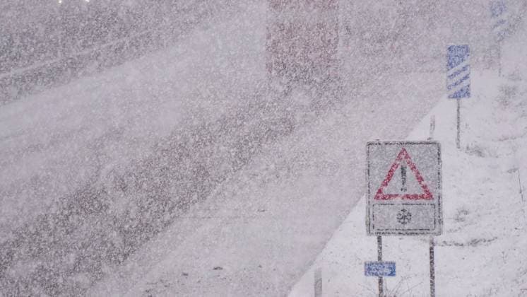 Bilder des Jahres 2024, News 11 November News Themen der Woche KW47 News Bilder des Tages Starke Schneefälle, glatte Straßen und bis zu 5 cm Neuschnee - Tief Quiteria brachte ordentliche Neuschneemengen in Niedersachsen. Vor allem das mittlere Niedersachsen war davon betroffen. In der Gegend um Bispingen waren die Straßen spiegelglatt. LKW blieben stecken. Auch auf der A 7 gab es dichten Schneefall. Die A 7 war in Höhe Bispingen mit Schnee bedeckt. Es ereigneten sich einige Unfälle. Die Autobahnmeisterei hatte alle Hände voll zutun. Die Mitarbeiter wurden von den starken Schneefällen überrascht. Der Winterdienst musste das erste Mal in diesem Winter ausrücken. Es galt Parkplätze zu räumen. Anwohner mussten Fußwege räumen. Auf den Straßen ging es teilweise nur im Schneckentempo voran. Der Winter kam in Norddeutschla