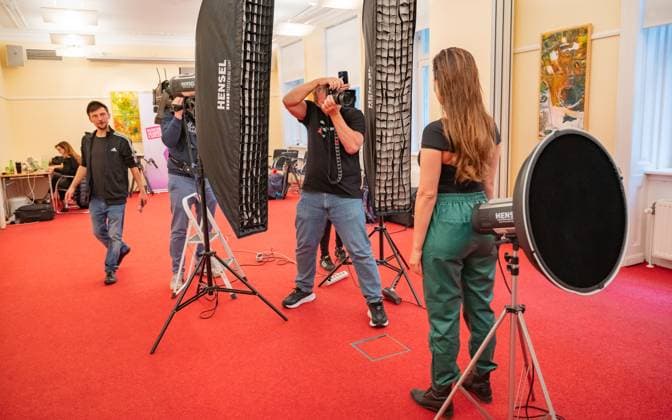 20241119 Fotoshooting mit Manfred Baumann fuer den DAC Kalender WIEN, OESTERREICH - 19. NOVEMBER: Starfotograf Manfred Baumann und Fernsehmoderatorin und Journalistin Sasa Schwarzjirg waehrend des Fotoshootings fuer die 14. Auflage des Dancer Against Cancer - DAC Charity-Fotokalenders 2025-2026 unter dem Thema -Superhelden- mit Starfotograf Manfred Baumann im Hotel Kaiserhof am 19. November 2024 in Wien, Oesterreich. 241119_SEPA_17_068 Copyright: xIsabellexOuvrardx SEPAxMedia