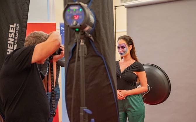 20241119 Fotoshooting mit Manfred Baumann fuer den DAC Kalender WIEN, OESTERREICH - 19. NOVEMBER: Starfotograf Manfred Baumann und Fernsehmoderatorin und Journalistin Sasa Schwarzjirg waehrend des Fotoshootings fuer die 14. Auflage des Dancer Against Cancer - DAC Charity-Fotokalenders 2025-2026 unter dem Thema -Superhelden- mit Starfotograf Manfred Baumann im Hotel Kaiserhof am 19. November 2024 in Wien, Oesterreich. 241119_SEPA_17_074 Copyright: xIsabellexOuvrardx SEPAxMedia