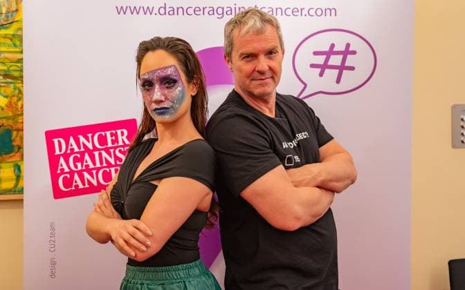 20241119 Fotoshooting mit Manfred Baumann fuer den DAC Kalender WIEN, OESTERREICH - 19. NOVEMBER: Fernsehmoderatorin und Journalistin Sasa Schwarzjirg und Starfotograf nach dem Fotoshooting fuer die 14. Auflage des Dancer Against Cancer - DAC Charity-Fotokalenders 2025-2026 unter dem Thema -Superhelden- mit Starfotograf Manfred Baumann im Hotel Kaiserhof am 19. November 2024 in Wien, Oesterreich. 241119_SEPA_17_085 Copyright: xIsabellexOuvrardx SEPAxMedia