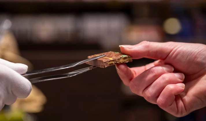 19.11.2024, Dubai-Schokolade, Verkauf im Lindt-Store in Dresden, Süßigkeiten, Hype, Influencer, Dresden *** 19 11 2024, Dubai chocolate, sale in the Lindt store in Dresden, sweets, hype, influencer, Dresden