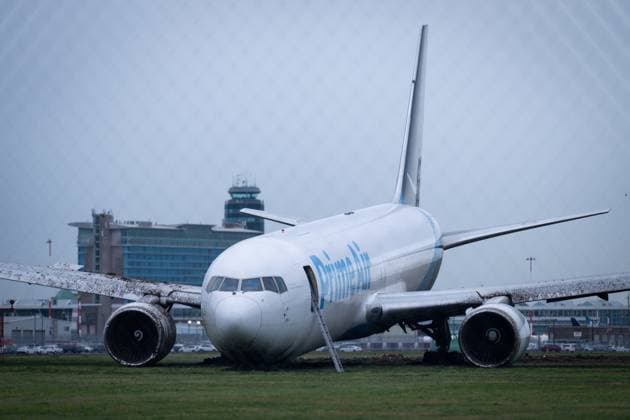 November 19, 2024, Vancouver, Bc, CANADA: CORRECTS DATE TO TUESDAY, NOV.19, 2024 IN ETC101-114 An Amazon Prime Air Boeing 767-338 sits on the grass after overrunning the runway, at the Vancouver International Airport in Richmond B.C., on Tuesday, Nov.19, 2024. Vancouver CANADA - ZUMAc35_ 20241119_zaf_c35_040 Copyright: xEthanxCairnsx