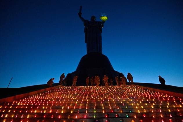 Bilder des Jahres 2024, News 11 November News Themen der Woche KW47 News Bilder des Tages 1,000 Days Since Russia’s Full-Scale Invasion - Kyiv People leave vigil lanterns on the steps at the Motherland Monument in remembrance of those who perished for Ukraine during the Light a Fire event marking the 1,000th day of Russias full-scale invasion at the National Museum of the History of Ukraine in WWII Memorial Complex, Kyiv, capital of Ukraine, November 19, 2024. Photo by Serhii Chuzavkov Ukrinform ABACAPRESS.COM. Kyiv Ukraine  Copyright: xUkrinform ABACAx