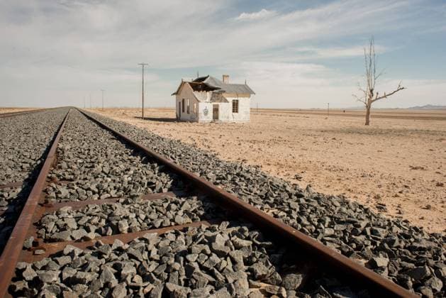 Abandoned house by Railroad Track An abandoned house stand by the side of railroad tracks in the desert. Copyright: xZoonar.com JacquesxJacobszx 9684251