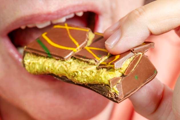 Frau genießt ein Stück Dubai-Schokolade mit Kunafa- und Pistaziencremefüllung, Hype um Dubai-Schokolade, München, November 2024 Deutschland, München, November 2024, Frau gönnt sich ein Stück Dubai Schokolade mit Kunafa- und Pistaziencremefüllung, Marke Orient Delight, Made in U.A.E., United Arab Emirates, zu denen auch Dubai gehört, Hype um Dubai Schokolade, Ernährung, Süßigkeiten, Social Media Trend, *** Woman enjoys a piece of Dubai chocolate with kunafa and pistachio cream filling, Hype about Dubai chocolate, Munich, November 2024 Germany, Munich, November 2024, Woman enjoys a piece of Dubai chocolate with kunafa and pistachio cream filling, Orient Delight brand, Made in U A E , United Arab Emirates, which includes Dubai, Hyp