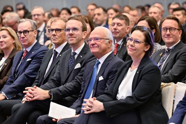Entertainment Bilder des Tages King Carl XVI Gustaf of Sweden participates in the Singapore–Sweden Royal Business Forum during the second day of the state visit, together with Sweden s Minister of Foreign Affairs, Maria Malmer Stenergard, and Infrastructure and Housing Minister Andreas Carlson in Singapore on November 20, 2024. The King of Sweden is on a State Visit to Singapore from November 19 to 21, 2024. SINGAPORE x10030x *** King Carl XVI Gustaf of Sweden participates in the Singapore-Sweden Royal Business Forum during the second day of the state visit, together with Sweden s Minister of Foreign Affairs, Maria Malmer Stenergard, and Infrastructure and Housing Minister Andreas Carlson in Singapore on November 20, 2024 The King of Sweden is on a State Visit to Sing  Copyright: xJonasxEkströmerx xTTx STATE VISIT TO SINGAPORE b5wccf00SdY
