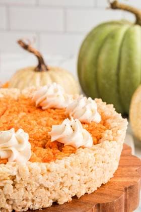 Pumpkin pie-inspired Rice Krispie treats with whipped topping Lindon, Utah, United States R_SOVU241111-1577334-01