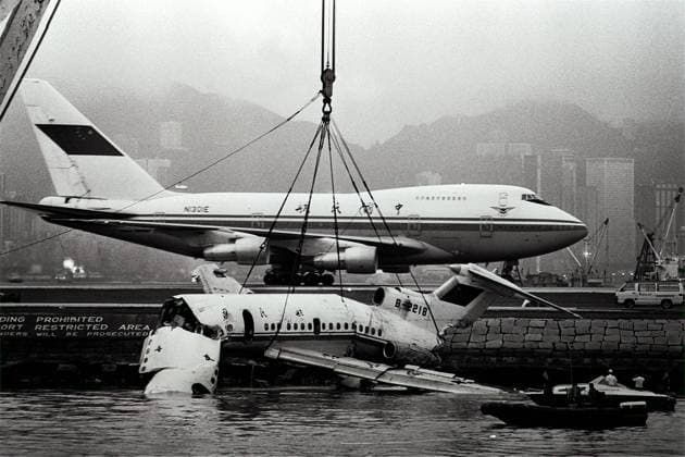 Archivbilder der Woche KW47 A Trident plane of the Civil Aviation Administration of China (CAAC) crashed into the sea when landing at Kai Tak Airport. Pictured here is another CAAC plane passing by the damaged plane on the runway of Kai Tak Airport. EDITORIAL USE ONLY  Copyright: xx MER2016052208212624 SamxChanx scmpphotos381822