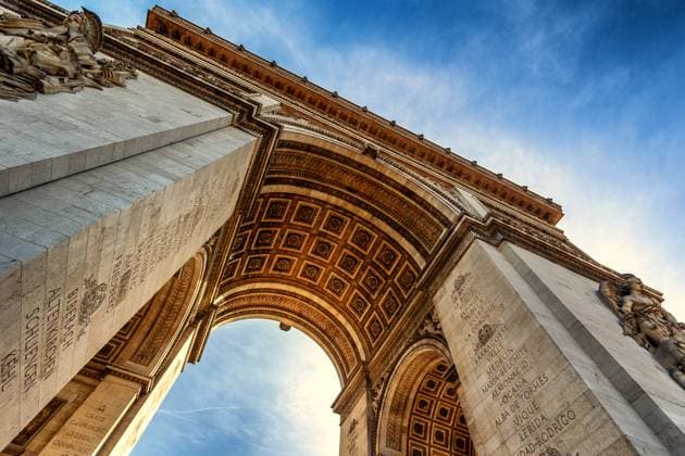 Ein beeindruckender Blick von unten auf den Arc de Triomphe in Paris, Frankreich. Das Foto zeigt die detaillierten Reliefs und Gravuren der Säulen sowie die kunstvolle Deckenverzierung des Triumphbogens. Der klare, blaue Himmel im Hintergrund verstärkt die majestätische Wirkung dieses ikonischen Wahrzeichens, das ein Symbol für französische Geschichte und Architektur ist. *** An impressive view from below of the Arc de Triomphe in Paris, France The photo shows the detailed reliefs and engravings of the columns as well as the ornate ceiling decoration of the triumphal arch The clear blue sky in the background enhances the majestic effect of this iconic landmark, which is a symbol of French history and architecture