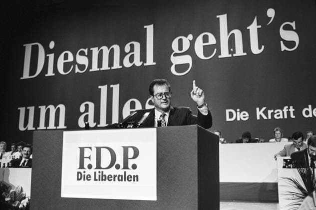 Archivbilder der Woche KW47 Deutschland, Nuernberg, 04.09.1994 Archiv.: 48-71-24 FDP-Parteitag Foto: Klaus Kinkel, FDP-Bundesvorsitzender FDP-Parteitag *** Germany, Nuremberg, 04 09 1994 Archive 48 71 24 FDP Party Conference Photo Klaus Kinkel, FDP Federal Chairman FDP Party Conference