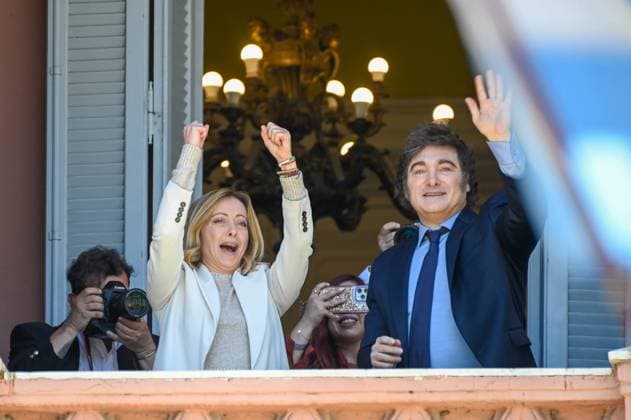 Bilder des Jahres 2024, News 11 November News Themen der Woche KW47 News Bilder des Tages Visit Of The Italian Prime Minister Giorgia Meloni To Argentina Italian Prime Minister Giorgia Meloni and Argentinian President Javier Milei greet from the balcony of the Argentine Government House in Buenos Aires, Argentina, on November 20, 2024. Ciudad Autonoma de Buenos Aires Argentina  Copyright: xJuanxManuelxBaezx originalFilename: baez-primemin241120_nphdW.jpg