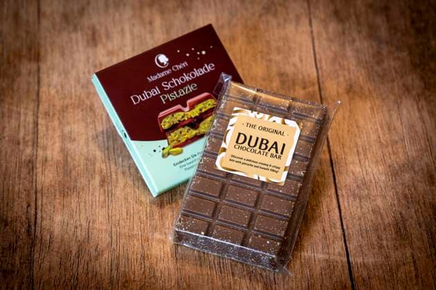 20.11.2024, Trend Dubai Schokolade, Hier fertige Tafeln vom Händler, jeweils mit Pistazien-Füllung. 20.11.2024, Trend Dubai Schokolade 20.11.2024, Trend Dubai Schokolade *** 20 11 2024, Trend Dubai chocolate, here ready-made bars from the retailer, each with pistachio filling 20 11 2024, Trend Dubai chocolate 20 11 2024, Trend Dubai chocolate